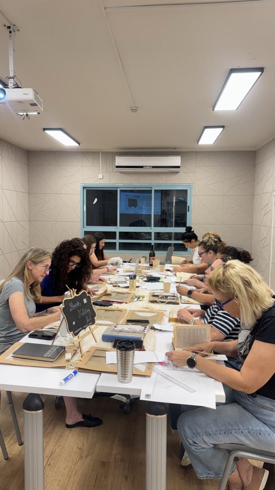קבוצת משתתפות בסדנת בוטיק במרכז קהילתי
